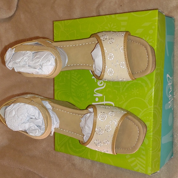 👣🩷Y•NOT? 🩷 Beige Eyelet Platform Wedges - Picture 14 of 16